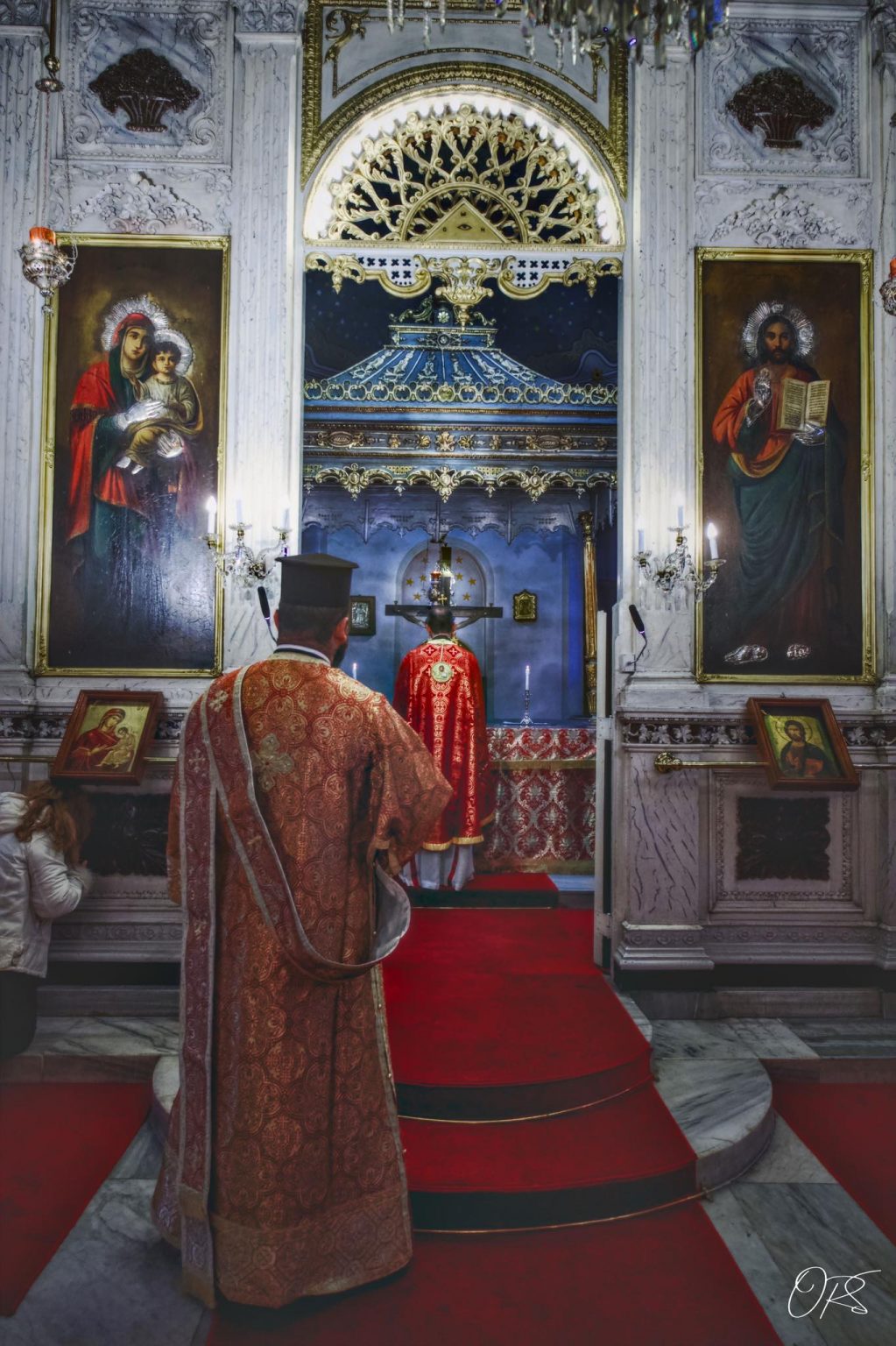 Elder Metropolitan Emmanuel of Chalcedon officiates at the Church of Saint Panteleimon, Kouskountzoukion