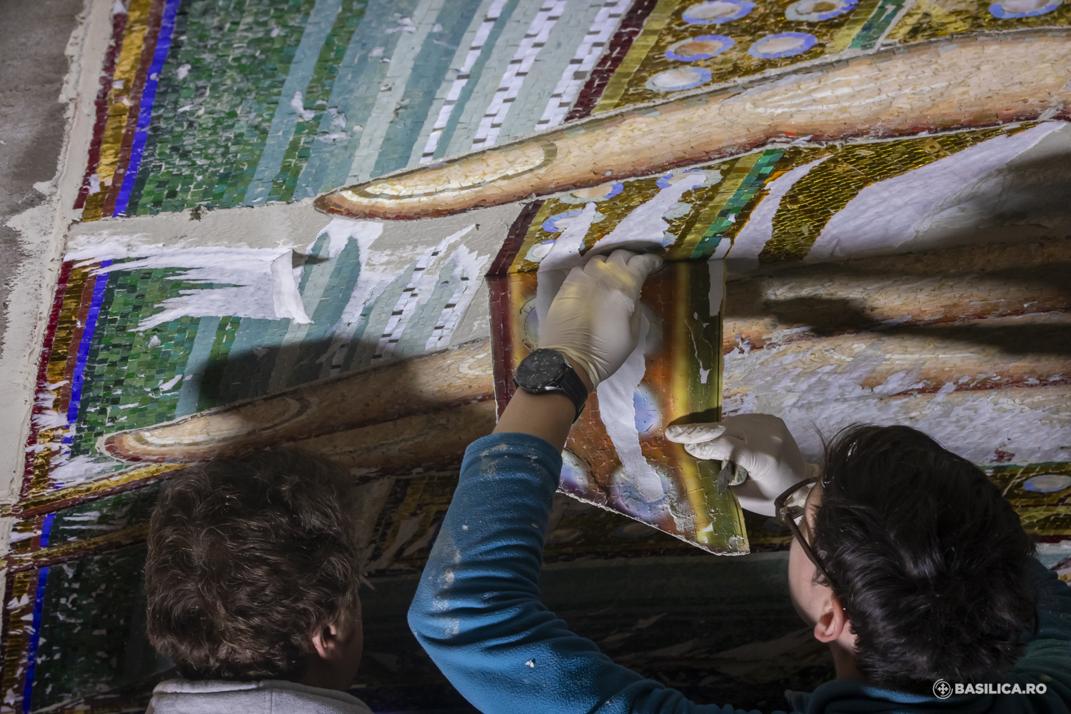 Romania: Artists begin installing Christ Pantocrator mosaic icon inside National Cathedral main tower